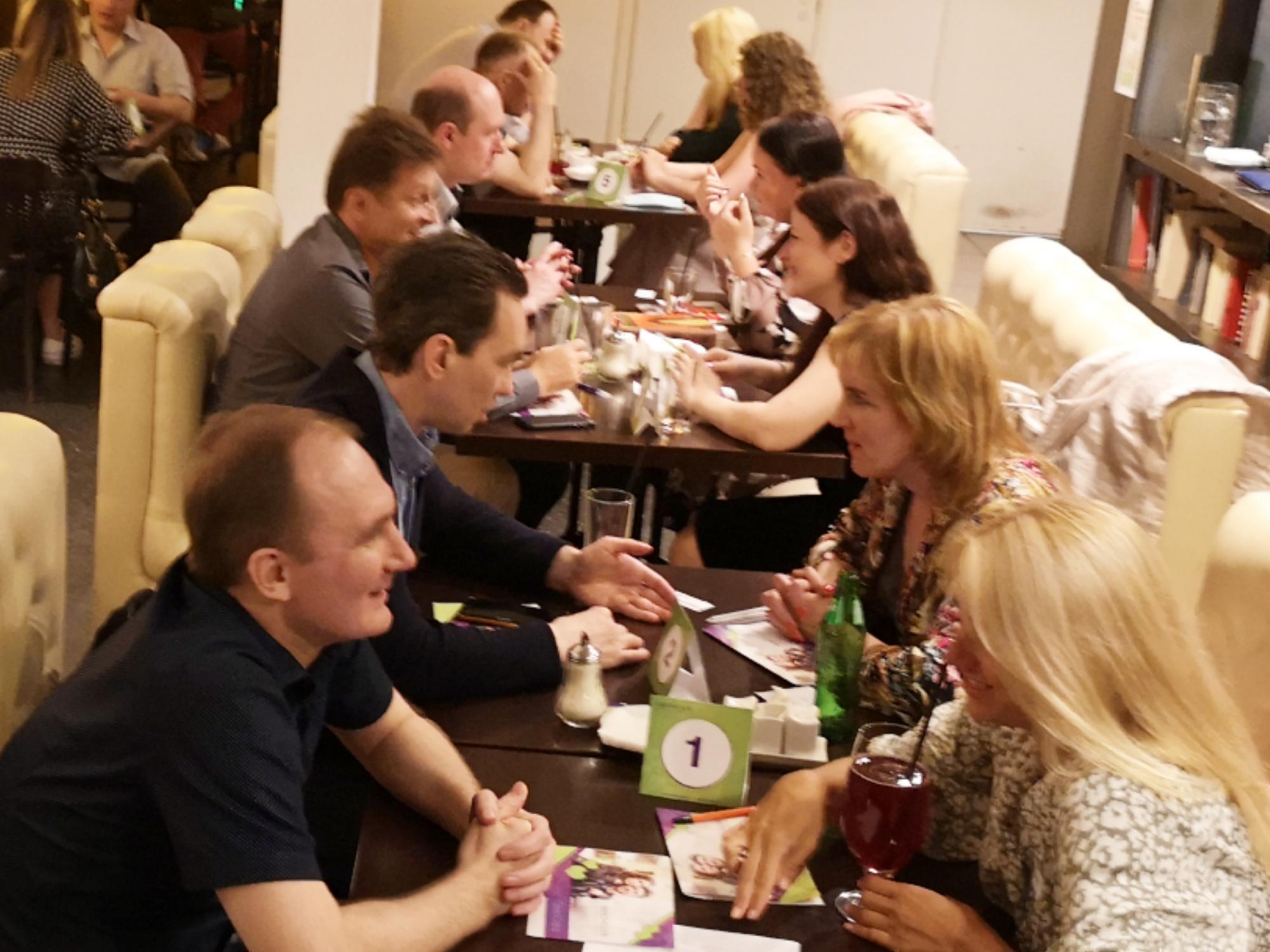 Speed dating москва. Мужик в кафе 40. Af Cafe Club.